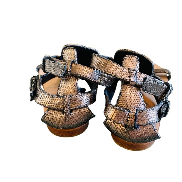 TAPEET VICINI Silver Metallic Leather Gladiator Sandals - Picture 6 of 9